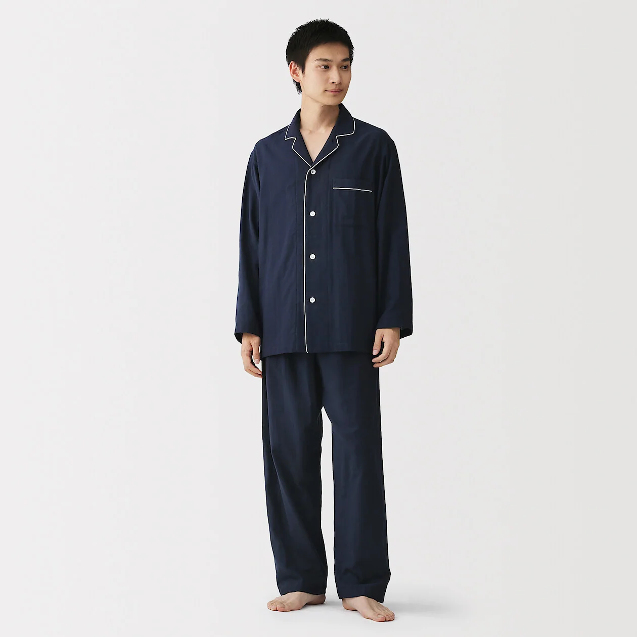 Camisa de pijama azul marino de manga larga con pantalones a juego, para mostrar el ajuste relajado.