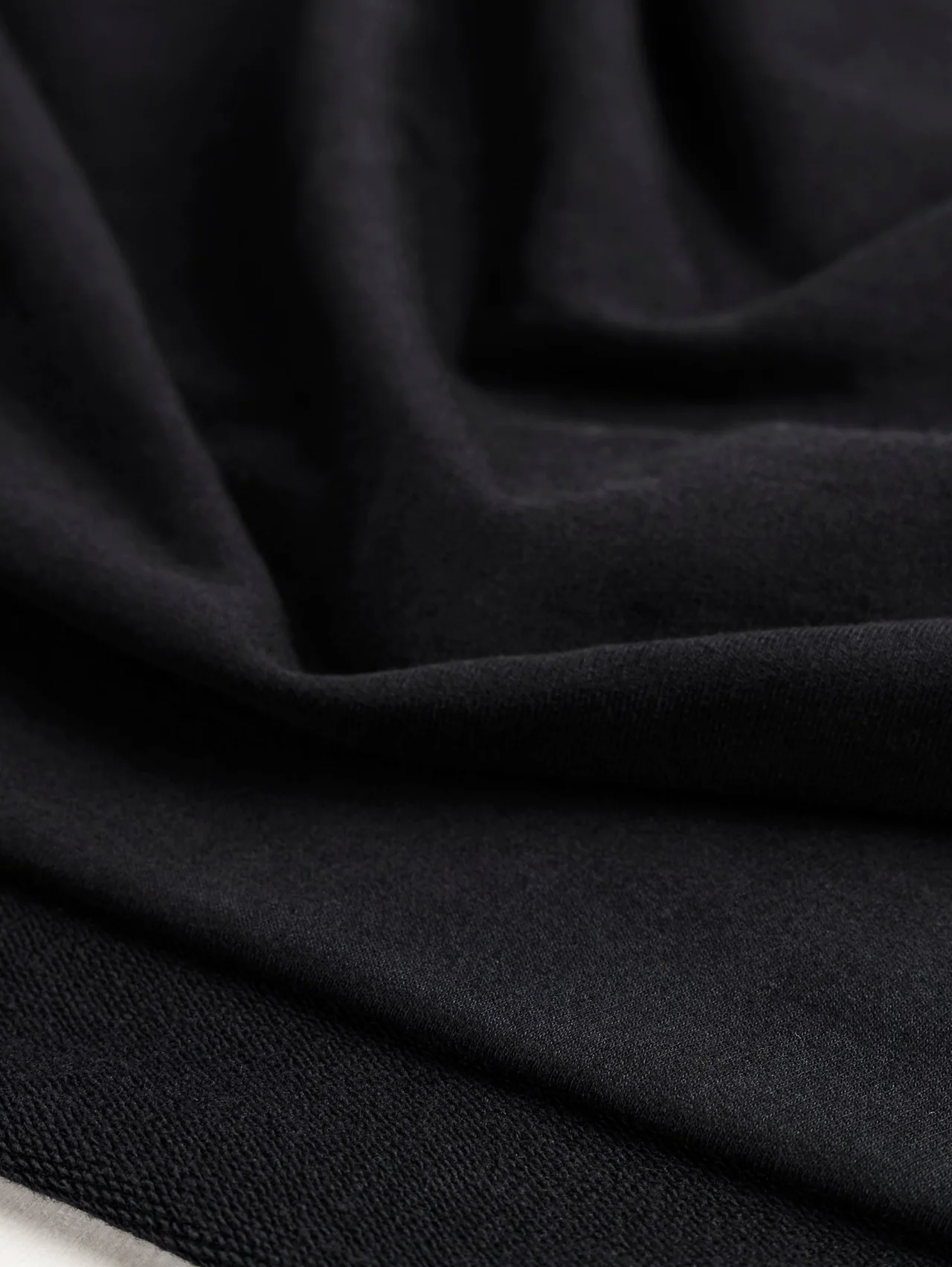 表面の質感が分かるよう、ひだを作って並べた黒のフレンチテリー。
