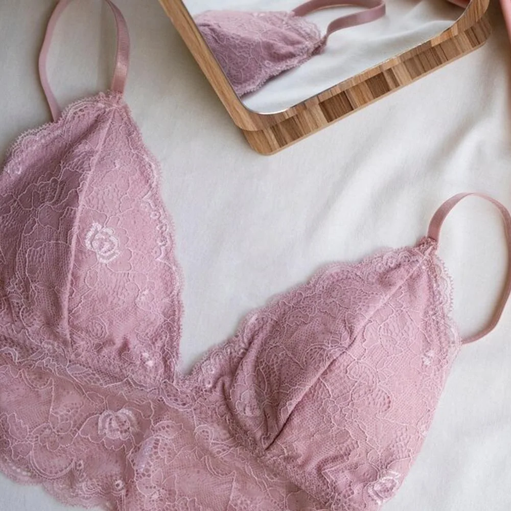 Vue rapprochée d'un soutien-gorge en dentelle montrant la forme du bonnet, la finition du bord et la fixation de la bretelle.