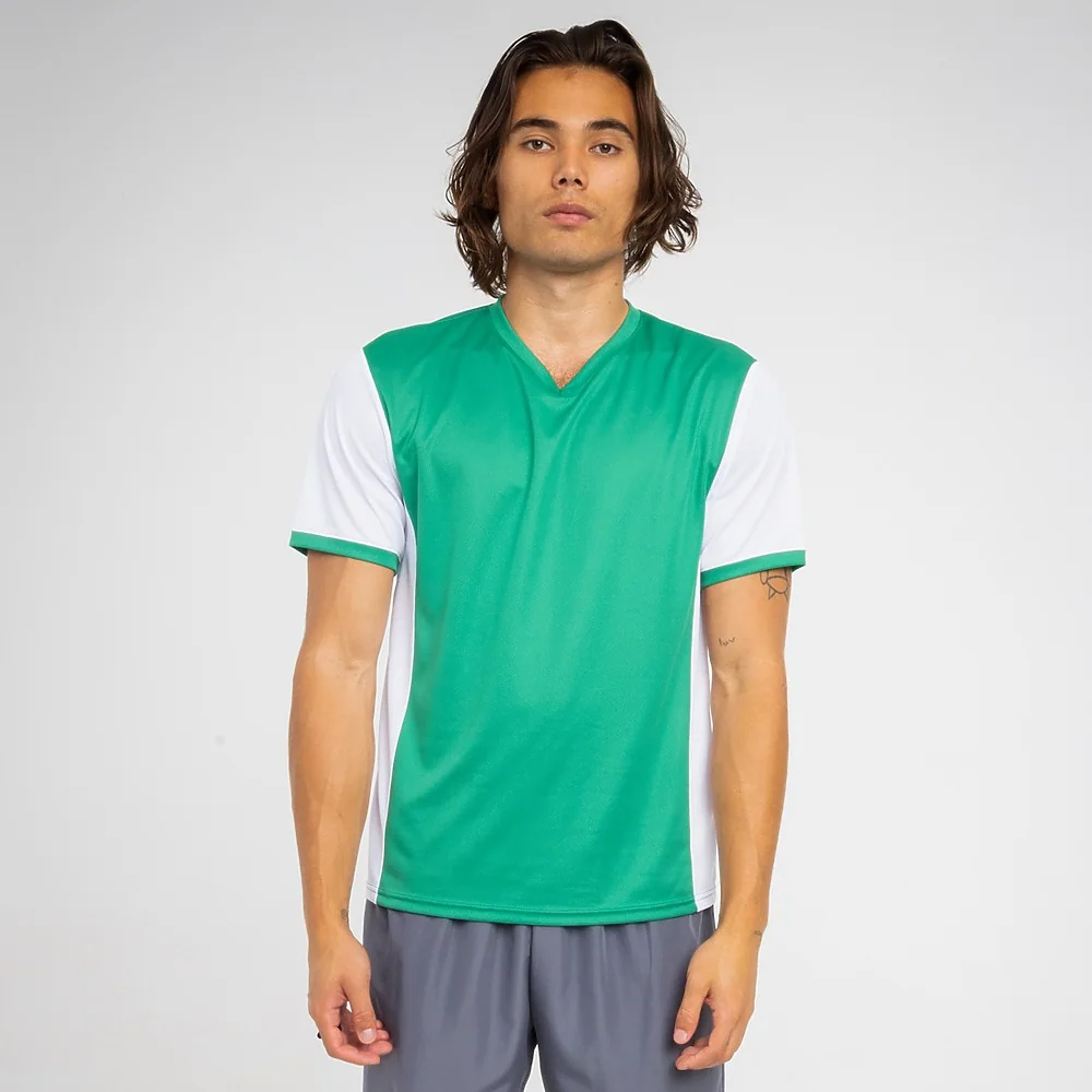 Maillot de sport vert et blanc à col en V, porté pour montrer les proportions des manches et du corps.